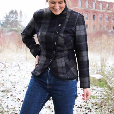 Blazer plaid sur mesure à fermeture asymétrique, adaptée comme manteau ou tenue de bureau.