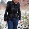Veste courte plaid de créateur avec silhouette asymétrique et ornements artisanaux uniques.