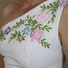 Robe de mariée bohème blanche avec broderies délicates