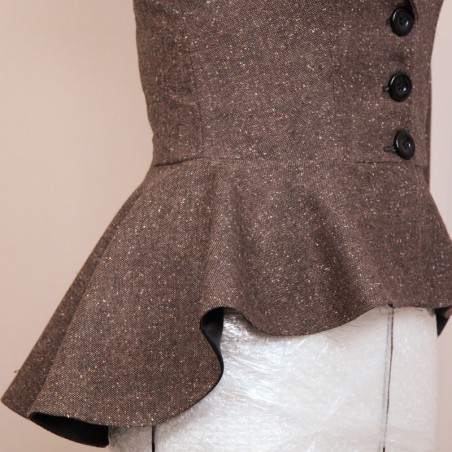 Zoom on the peplum of this Timeless tailored jacket with asymmetrical design and custom fit