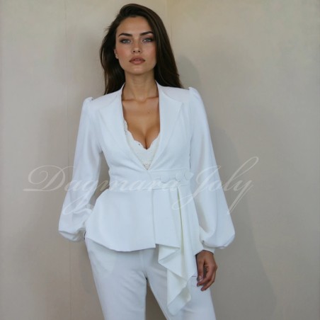 Ensemble mariée élégant avec pantalon ajusté et blazer à basque