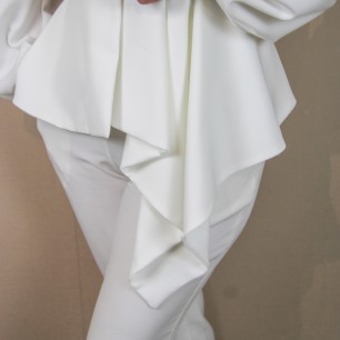 Vue de profil mettant en valeur le peplum sculptural