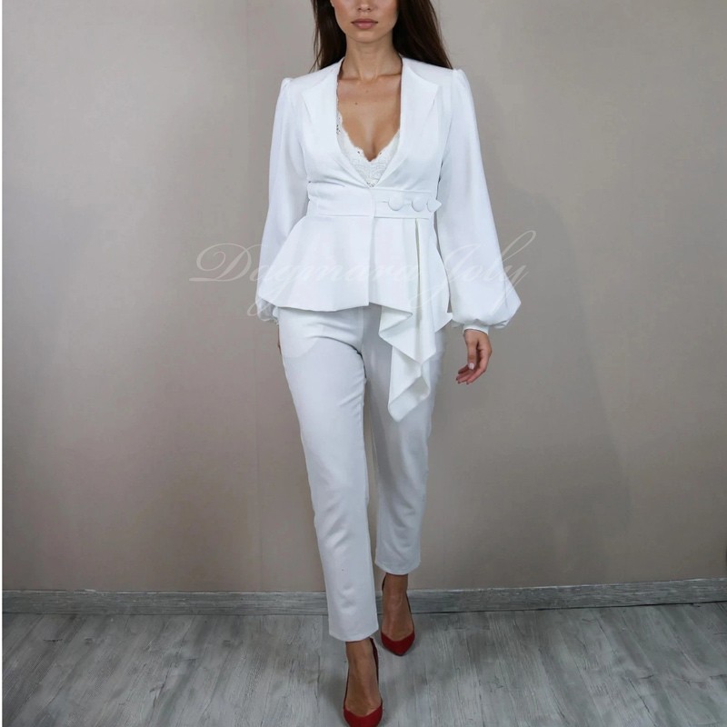 Tailleur-pantalon de mariée blanc en crêpe avec peplum asymétrique, fait sur mesure
