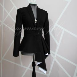 Vue de face d’un blazer péplum asymétrique noir à col châle, confection sur mesure.