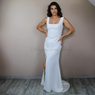 Robe de mariée fourreau minimaliste en crêpe avec encolure carrée et fente