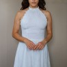 Vue de devant d’une robe de mariée fluide ligne A avec dos nu à col halter
