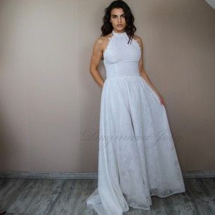 Robe de mariée blanche longue ligne A avec col halter, dos ouvert et train