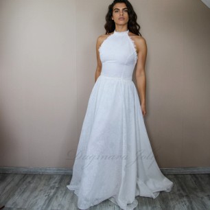 Robe blanche longue ligne A avec col halter, dos ouvert et train