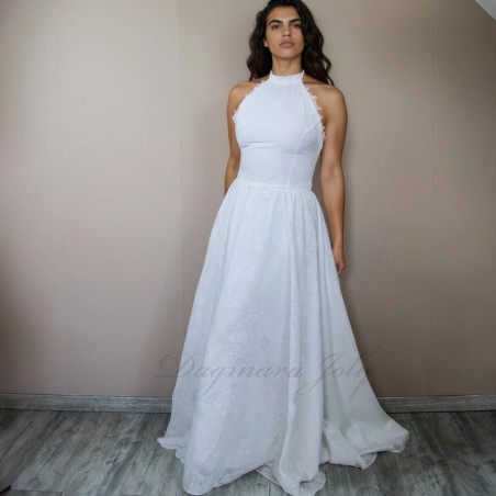 Robe blanche longue ligne A avec col halter, dos ouvert et train