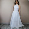 Robe blanche longue ligne A avec col halter, dos ouvert et train