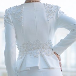vue arrière du costume de mariage jupe peplum, mettant en valeur les broderies et détails cristallins