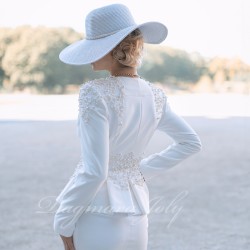 vue arrière du costume de mariage jupe peplum, mettant en valeur les broderies et détails cristallins