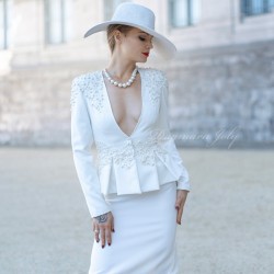 vue de devant du costume de mariage jupe peplum sur mesure, brodé à la main avec des perles et des cristaux