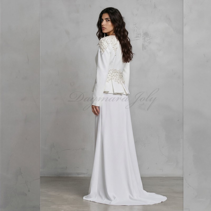 vue arrière du tailleur de mariage jupe peplum, mettant en valeur les broderies et détails cristallins
