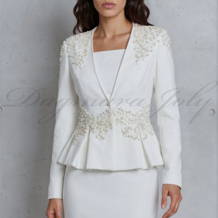 vue de face du costume de mariage jupe peplum sur mesure, avec veste ajustée et jupe crayon