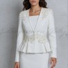 vue de face du costume de mariage jupe peplum sur mesure, avec veste ajustée et jupe crayon