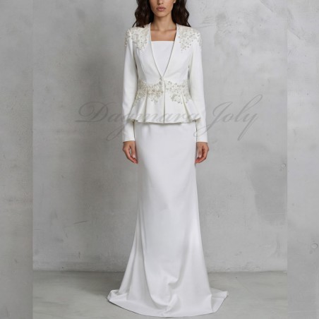 vue de devant du costume de mariage jupe peplum sur mesure, brodé à la main avec des perles et des cristaux