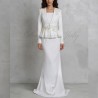 vue de devant du costume de mariage jupe peplum sur mesure, brodé à la main avec des perles et des cristaux