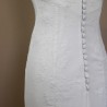 Détail de dentelle brodée main sur une robe de mariée moderne en crêpe