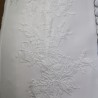 Dentelle et boutons d’une robe de mariée artisanale fabriquée en France