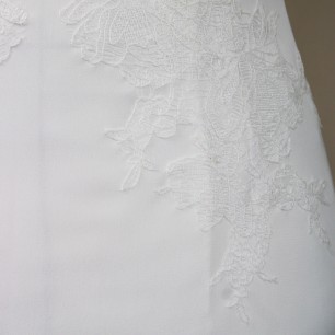 Dentelle d’une robe de mariée artisanale fabriquée en France
