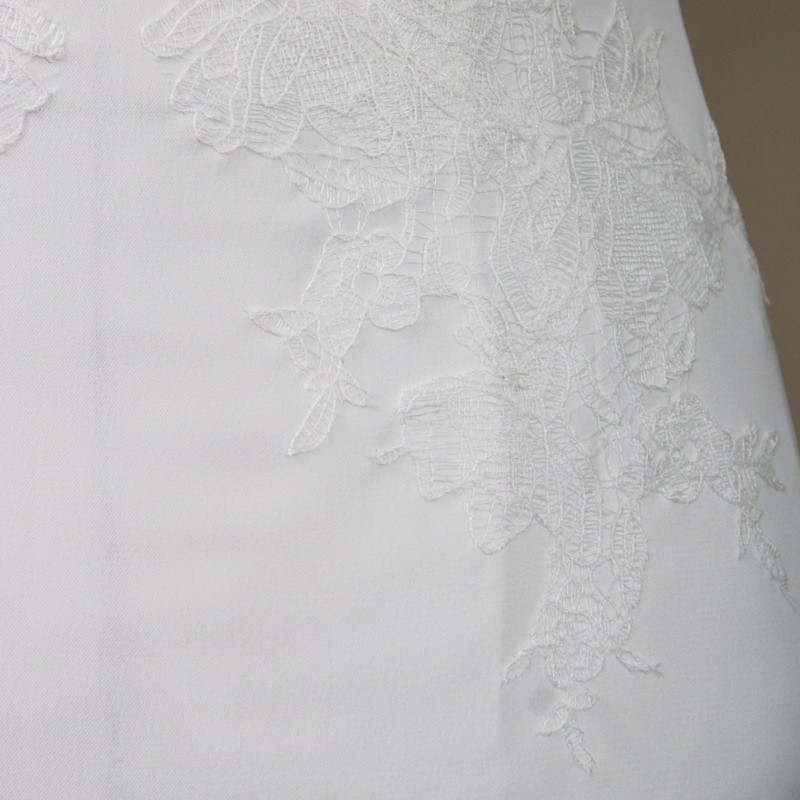 Dentelle d’une robe de mariée artisanale fabriquée en France