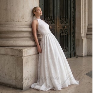 Robe de mariée longue ligne A avec col halter, dos ouvert et train