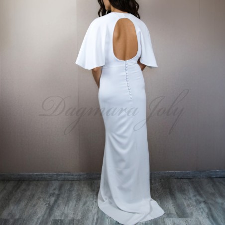 Vue de dos d’une robe de mariée moderne en crêpe avec boutons décoratifs et doc nu