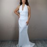 Robe de mariée fourreau en dentelle et crepe avec col licou et traîne, portée par une mariée