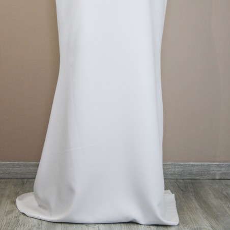 Robe de mariée longue asymétrique en dentelle et crepe, col licou, coupe fourreau, avec traîne
