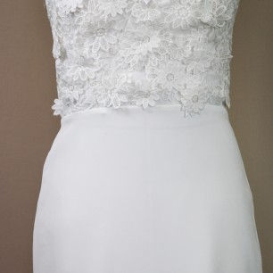 Robe de mariée fourreau en dentelle – Col licou et traîne
