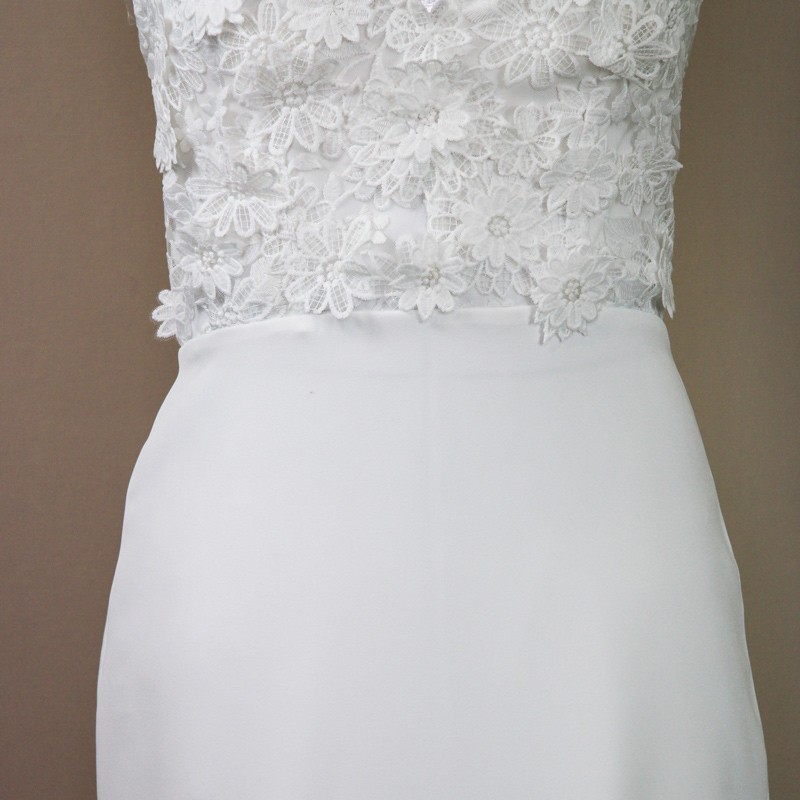 Robe de mariée fourreau en dentelle – Col licou et traîne
