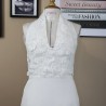 Robe de mariée longue asymétrique en dentelle et crepe, col licou, coupe fourreau, avec traîne