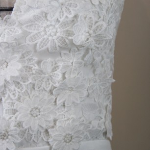 Robe de mariée fourreau en dentelle – Col licou et traîne