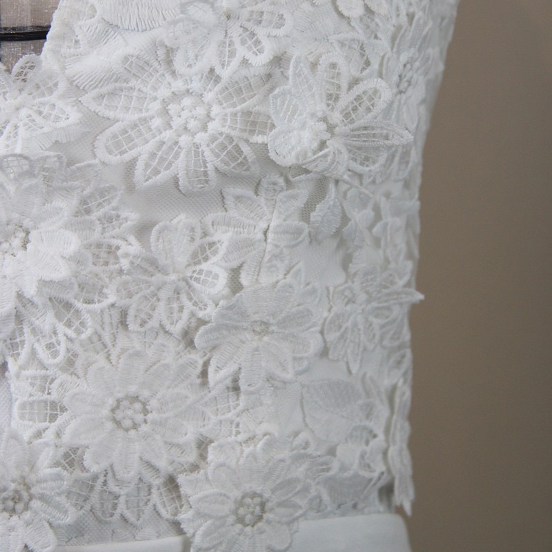 Robe de mariée fourreau en dentelle – Col licou et traîne