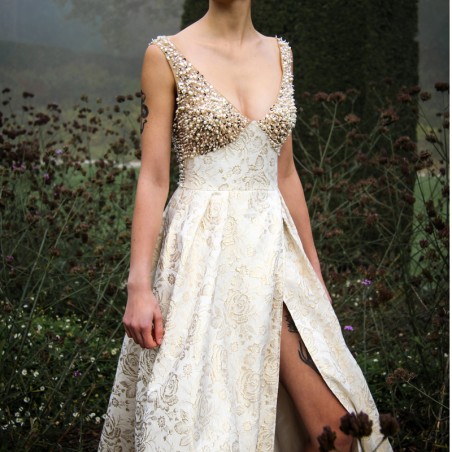 Gros plan sur les perles et sequins appliqués sur tissu de cette robe de mariée ligne A