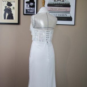 Vue de dos d’une robe de mariée fourreau en dentelle et crepe