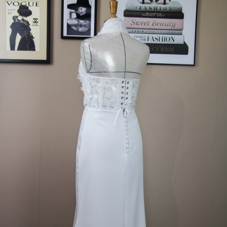Vue de dos d’une robe de mariée fourreau en dentelle et crepe