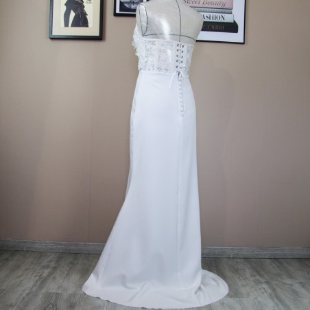 Vue de dos d’une robe de mariée fourreau en dentelle et crepe faite sur mesure en France