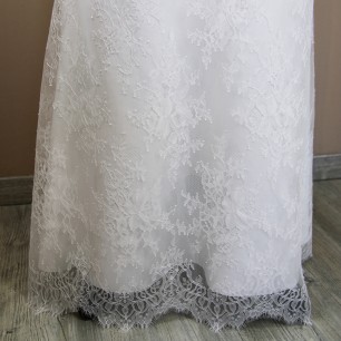 Robe de mariée minimaliste et pudique en dentelle