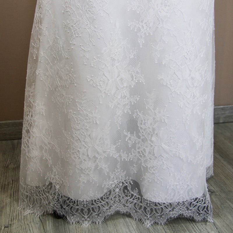 Robe de mariée minimaliste et pudique en dentelle