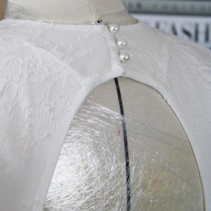 Robe de mariée minimaliste en dentelle de Chantilly dos nu