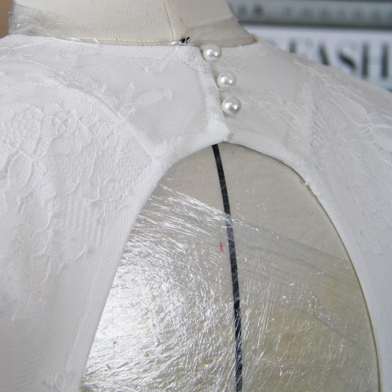 Robe de mariée minimaliste en dentelle de Chantilly dos nu