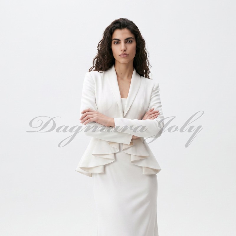 Tenue de mariée sophistiquée blanche avec blazer structuré à basque et jupe longue