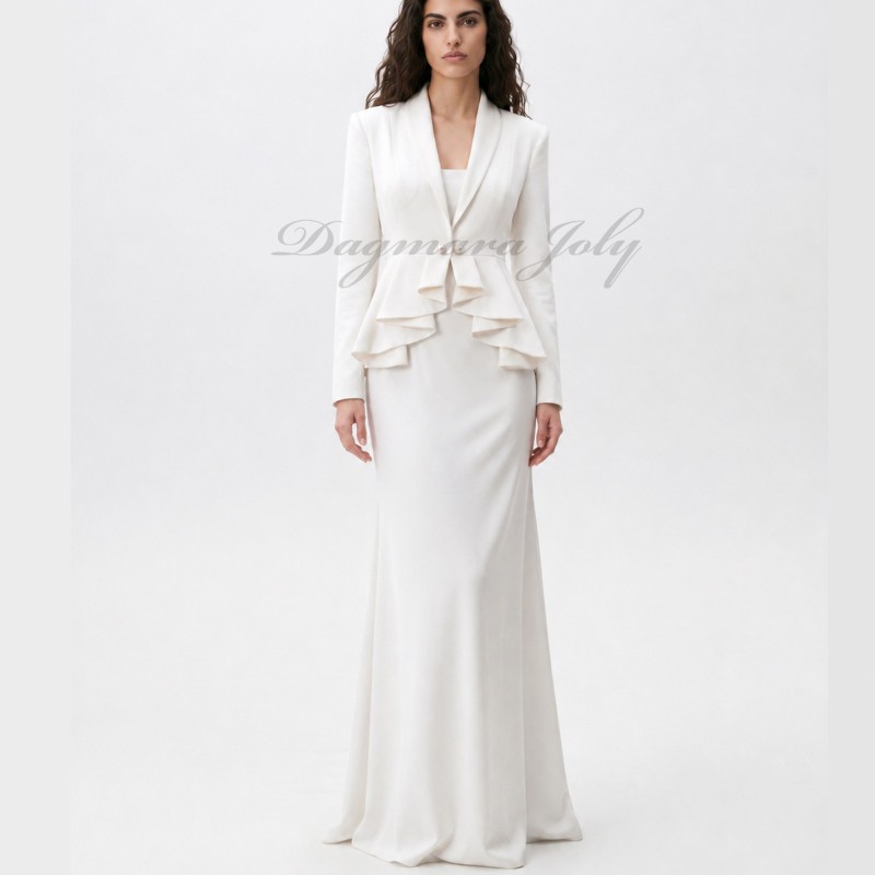 Costume de mariée sur mesure en crêpe blanc avec veste à basque asymétrique et jupe longue fluide