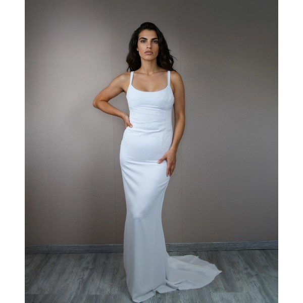 Vue de devant d’une robe de mariée sur mesure en crêpe fluide à la silhouette allongée