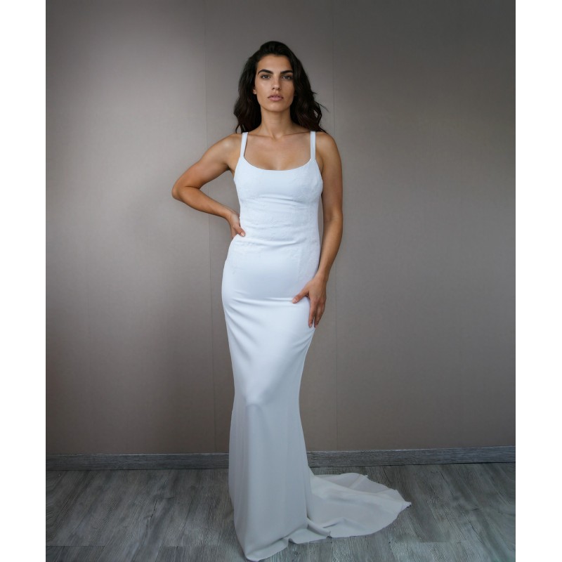 Vue de devant d’une robe de mariée sur mesure en crêpe fluide à la silhouette allongée