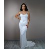 Vue de devant d’une robe de mariée sur mesure en crêpe fluide à la silhouette allongée