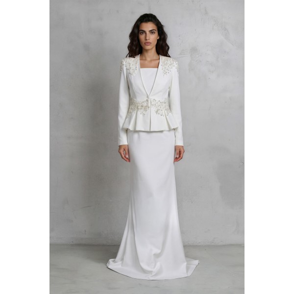 vue de devant du costume de mariage jupe peplum sur mesure, brodé à la main avec des perles et des cristaux