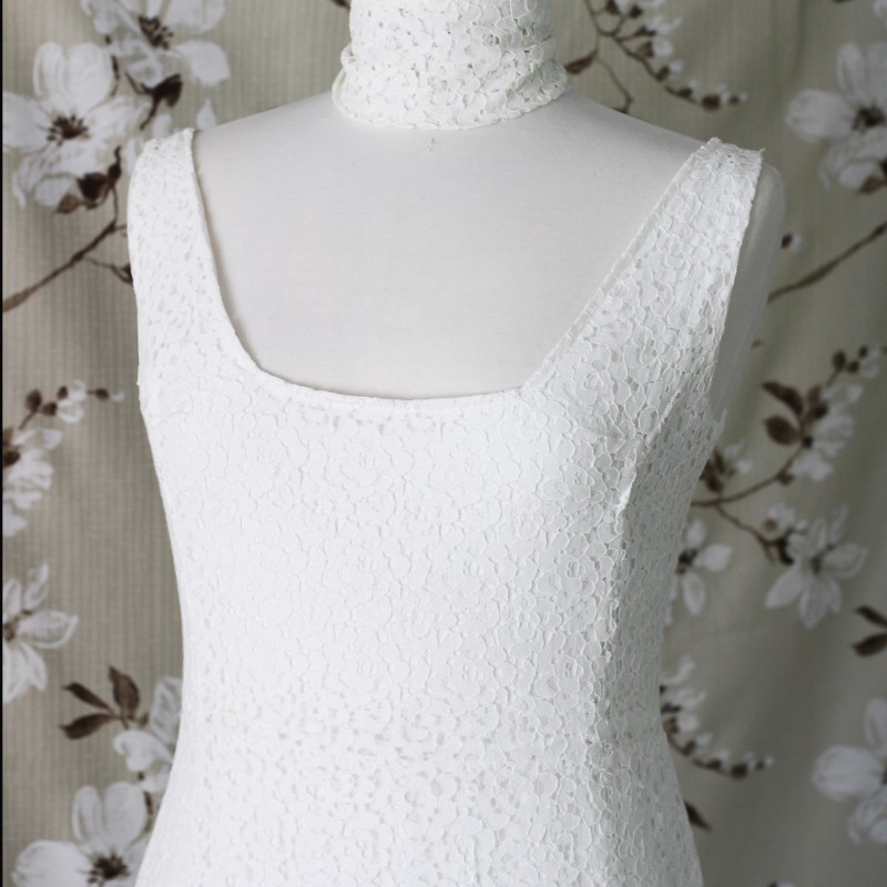 Zoom sur décolleté carré sur la robe de mariée en dentelle